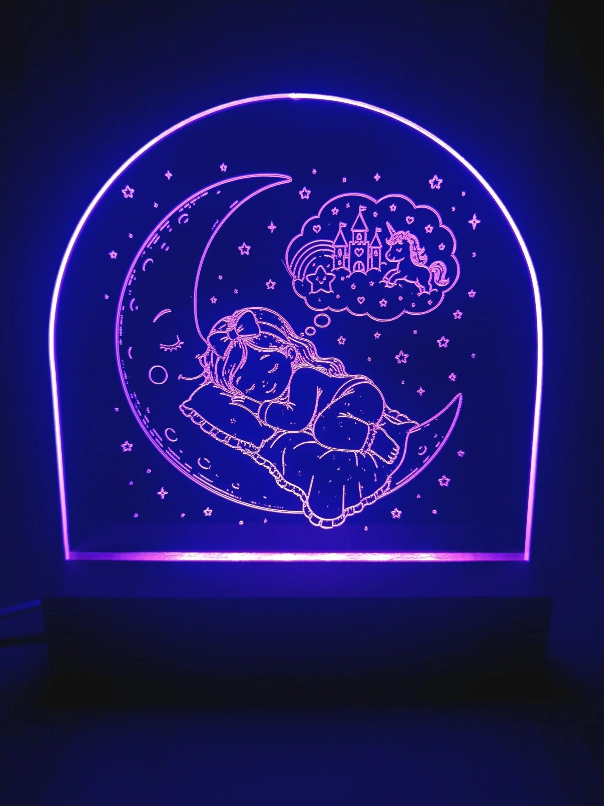 Nahaufnahme der gravierten Acrylscheibe mit LED Beleuchtung