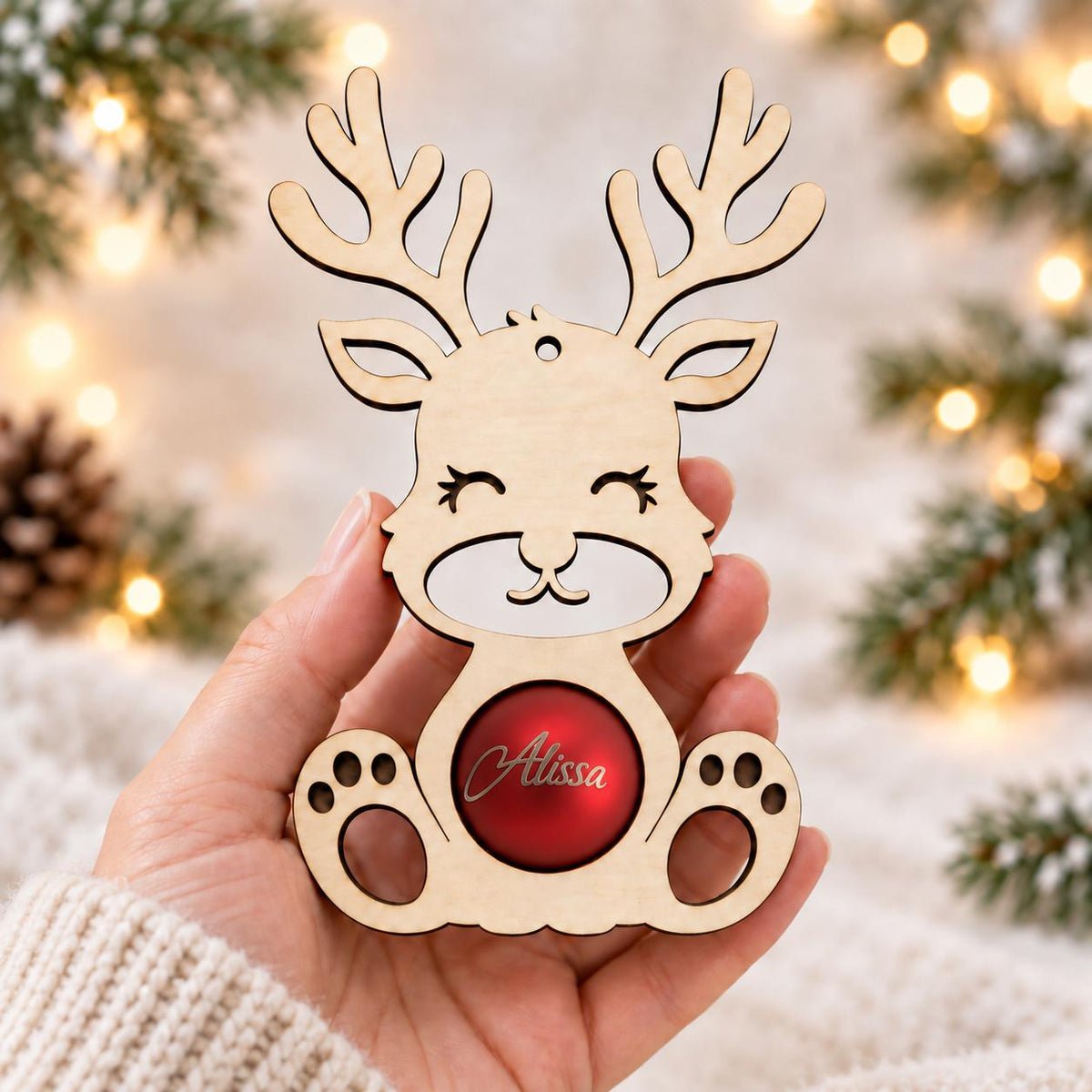 Rentier aus Holz mit personalisierter Weihnachtskugel