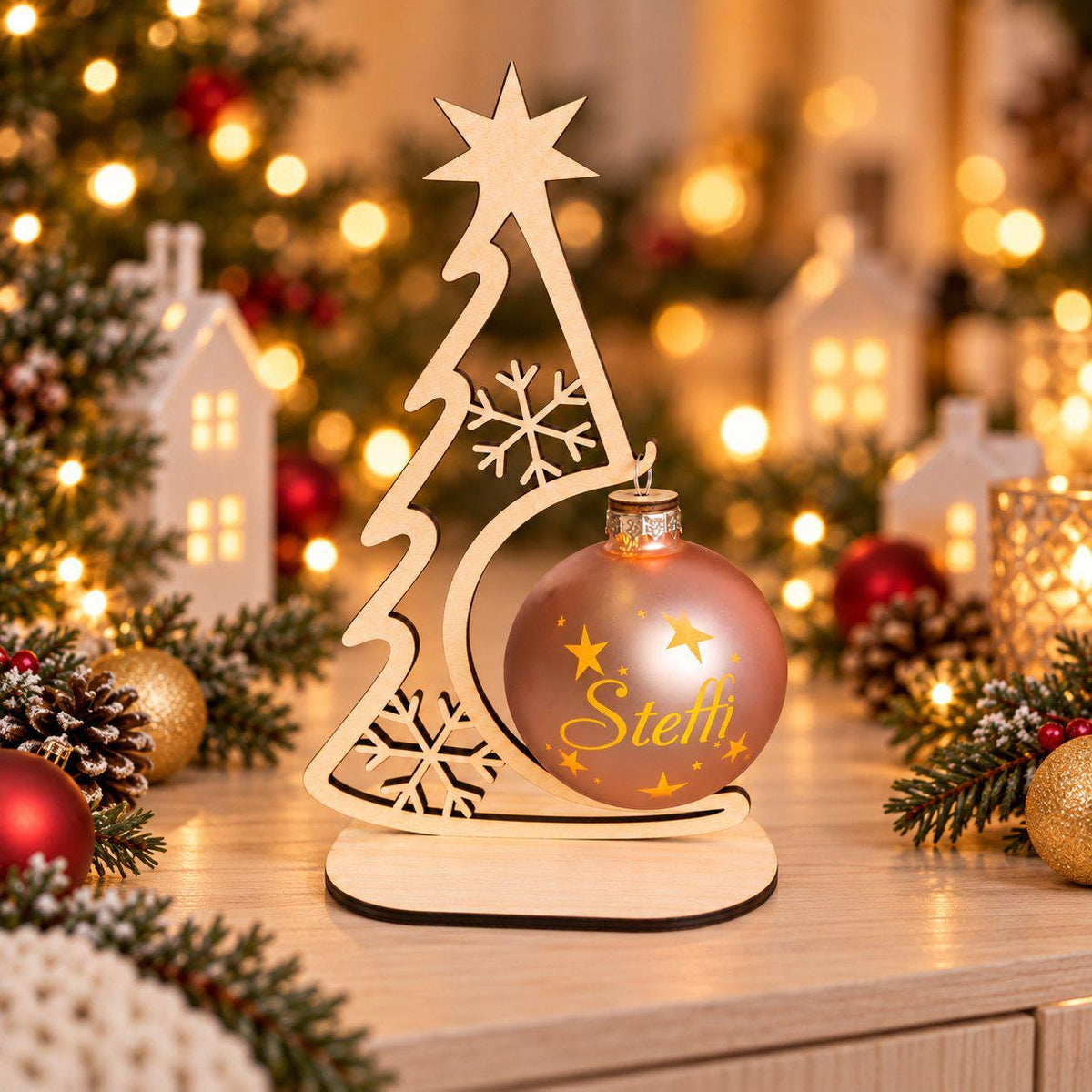 Weihnachtskugel 8 cm mit Licht und Holzständer, personalisiert