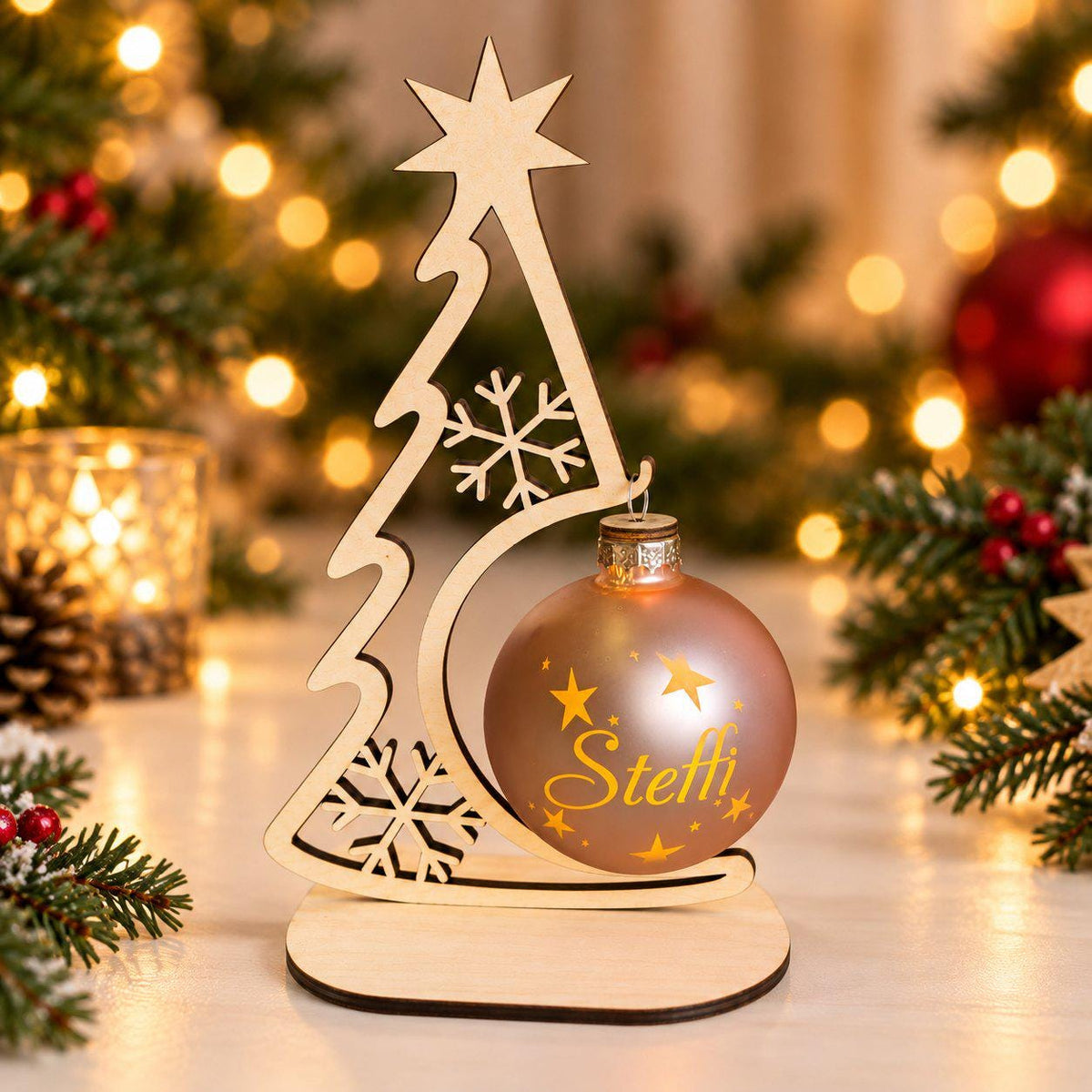 Weihnachtskugel 8 cm mit Licht und Holzständer, personalisiert