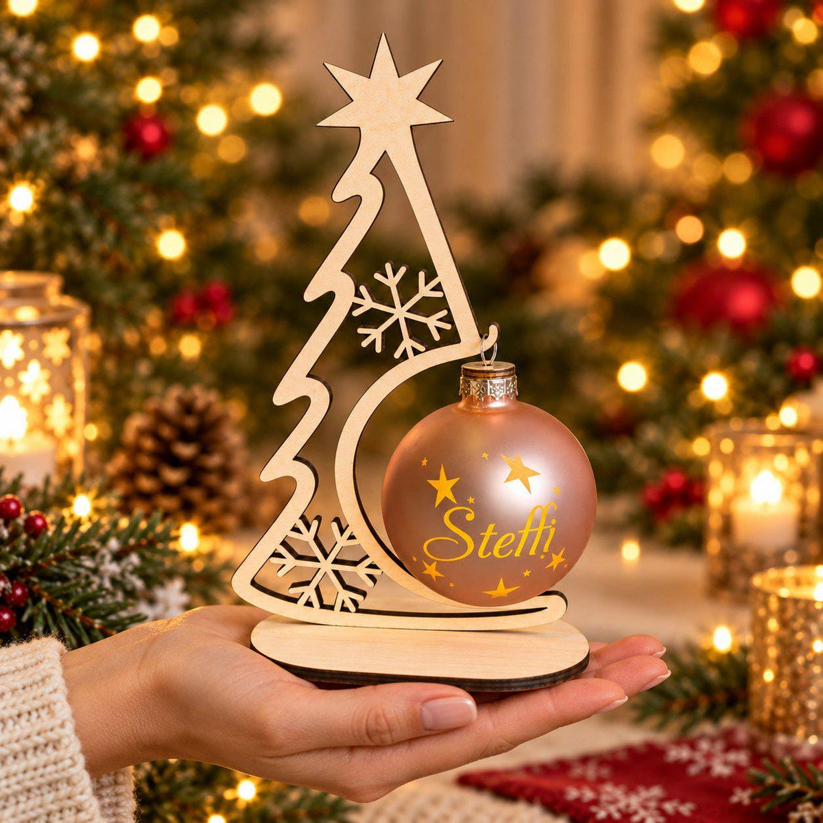 Weihnachtskugel 8 cm mit Licht und Holzständer, personalisiert