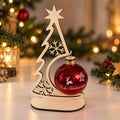 Beleuchtete Weihnachtskugel mit Wunschtext und Holzständer